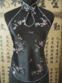Chinesisches Shirt mit Öffnung und Blumen (schwarz)