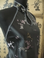 Chinesisches Shirt mit Öffnung und Blumen (schwarz)