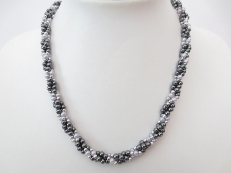 Silberne Perlenkette mit drei Reihen