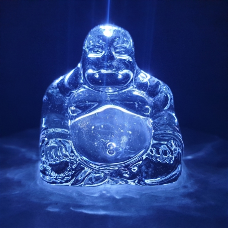 Kristallgläserner chinesischer Buddha auf Teller 