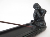 Schwarzes Räucherstäbchenbrettchen ruhend Buddha 