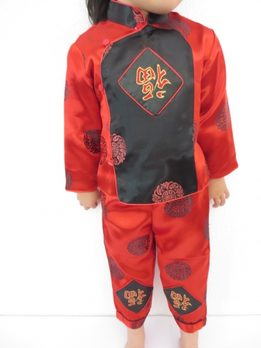 Kinderanzug rot/schwarz mit chinesische Schriftzeichen