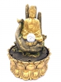  Meditation führte beleuchtenden goldenen Brunnen Buddhas an Hand groß