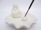 Räucherstäbchenhalter chinesischer Buddha auf einer Schale in weiß 